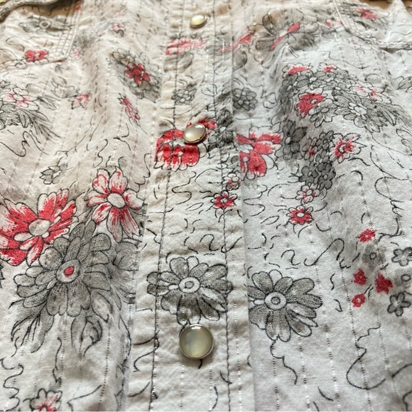 Back in the Saddle Western Pearl Snap Shirt in Red & Grey Floral & Silver Thread - Picture 9 of 12